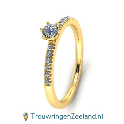 Verlovingsring 14/18 karaat geelgoud met een diamant in een 6 punt vatting en aan weerszijden 6 diamanten
