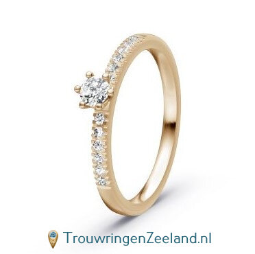 Verlovingsring 14 karaat champagne goud met een diamant in een 6 punt vatting en aan weerszijden 6 diamanten