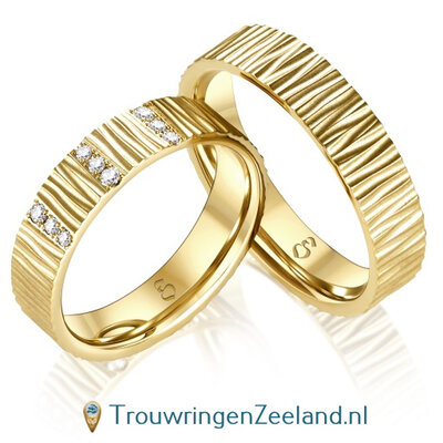 Trouwringen in 14 of 18 karaat geelgoud golven overdwars met in de damesring 3 rijen met 3 diamanten overdwars geplaatst