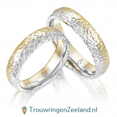 Trouwringen in 14 of 18 karaat tricolour geelgoud champagne goud en witgoud frozen en speciale randafwerking met in de damesring 16 diamanten fantasie gezet per paar