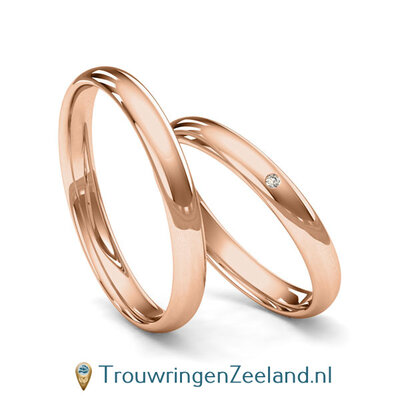 Trouwringen in 8*/14/18 karaat roodgoud gepolijst 3 mm. breed met in de damesring 1 x 0,005 ct diamant