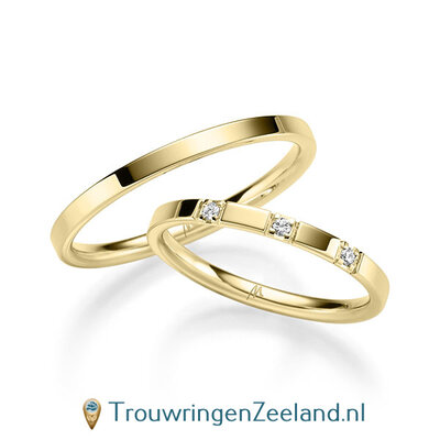 Trouwringen in 8*/14/18 karaat geelgoud glans gepolijst 2,0 mm. breed met in de damesring 3 x 0,015 ct diamanten in 4 puntzetting