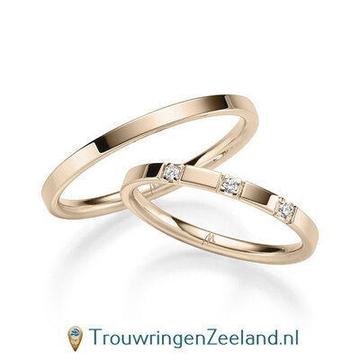 Trouwringen in 14/18 karaat roségoud glans gepolijst 2,0 mm. breed met in de damesring 3 x 0,015 ct diamanten in 4 puntzetting
