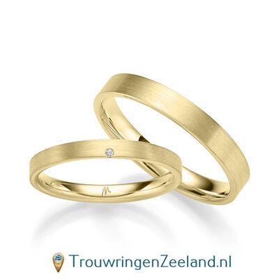 Trouwringen in 8*/14/18 karaat geelgoud mat 2,5 mm. breed met in de damesring 1 x 0.005 ct diamant