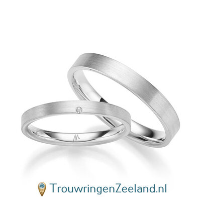 Trouwringen in 8*/14/18 karaat witgoud mat 2,5 mm. breed met in de damesring 1 x 0.005 ct diamant
