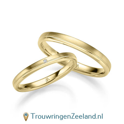 Trouwringen in 8*/14/18 karaat geelgoud mat en glans en V-groef 2,5 mm. breed met in de damesring 1 x 0.005 ct diamant