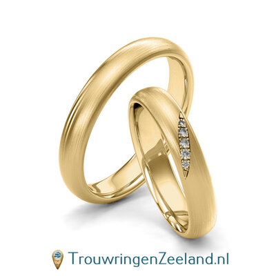 Trouwringen in 8*/14/18 karaat geelgoud mat 4,0 mm. breed met in de damesring  5 diamanten schuin gezet 0,04 ct