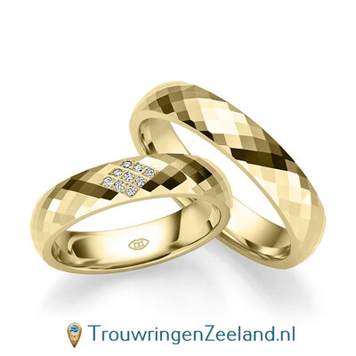 Trouwringen in 14/18 karaat geelgoud glans gepolijst in ruitvorm geslepen 5 mm. breed met in de damesring  9 diamanten in een ruit gezet