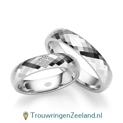 Trouwringen in 14/18 karaat witgoud glans gepolijst in ruitvorm geslepen 5 mm. breed met in de damesring  9 diamanten in een ruit gezet