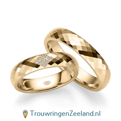 Trouwringen in 14/18 karaat roségoud glans gepolijst in ruitvorm geslepen 5 mm. breed met in de damesring  9 diamanten in een ruit gezet