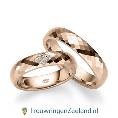 Trouwringen in 14/18 karaat roodgoud glans gepolijst in ruitvorm geslepen 5 mm. breed met in de damesring  9 diamanten in een ruit gezet