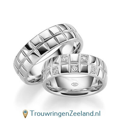 Trouwringen in 14/18 karaat witgoud glans gepolijst in vierkant vorm geslepen 7 mm. breed met in de damesring  5 diamanten om en om gezet