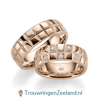 Trouwringen in 14/18 karaat roodgoud glans gepolijst in vierkant vorm geslepen 7 mm. breed met in de damesring  5 diamanten om en om gezet