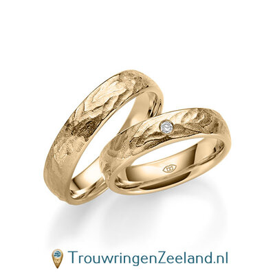 Trouwringen in 14/18 karaat roségoud bewerkt 5 mm. breed met in de damesring 1 diamant