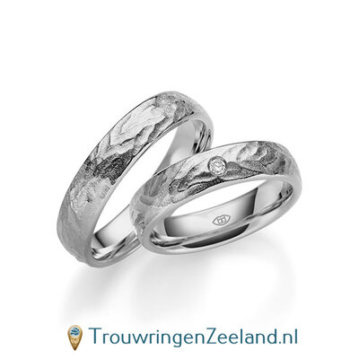 Trouwringen in platina 600/950 bewerkt 5 mm. breed met in de damesring 1 diamant