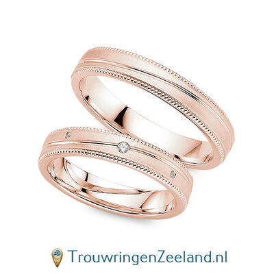 Trouwringen in 14/18 karaat roségoud mat met parelranden en diagonaal glans en in de damesring 1 diamant 0,025 ct. per paar vanaf