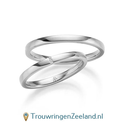 Trouwringen in 8*/14/18 karaat witgoud glans gepolijst en in de damesring 2 diamanten overdwars 0,010 ct