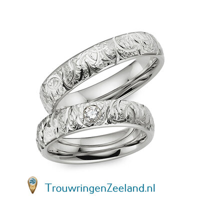 Trouwringen in platina 600/950 mat en glans 5,0 mm. breed met geslepen bladmotief en in de damesring 1 diamant 0,1 ct. per paar vanaf