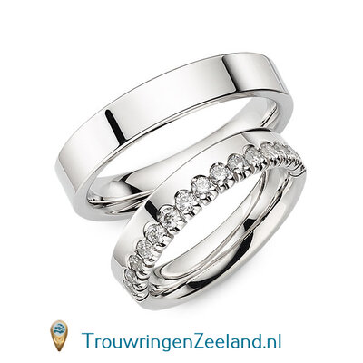 Trouwringen in 14/18 karaat witgoud glans gepolijst 4,5 mm. breedte en in de damesring een kroon van 15 diamanten per paar vanaf