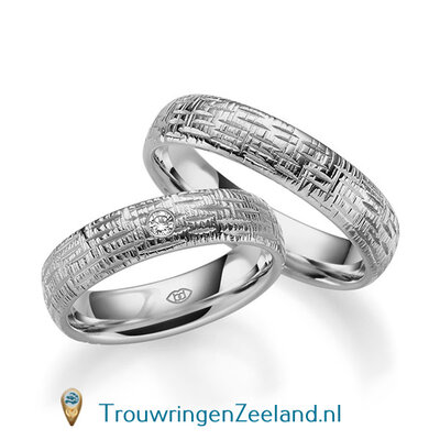 Trouwringen in platina 600/900 glans horizontale en verticale groefjes 5,0 mm. breedte en in de damesring 1 diamant van 0,03 ct. per paar vanaf