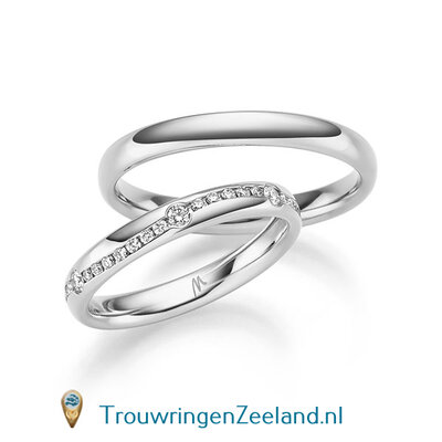 Trouwringen in 8*/14/18 karaat witgoud glans gepolijst  3,0 mm. breed  en in de damesring 5 grote en 38 kleinere diamanten om en om in een golf gezet per paar vanaf