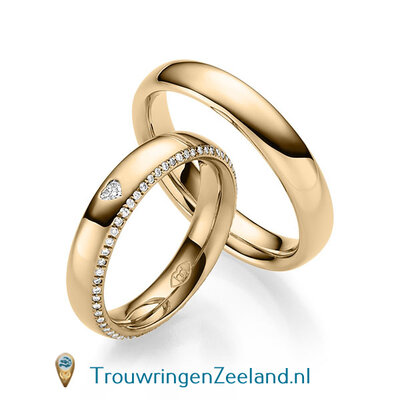Trouwringen in 14/18 karaat roségoud glans gepolijst 5,0 mm. breedte en in de damesring 57 diamanten gezet in de zijkant en bovenop 1 hartdiamant per paar vanaf