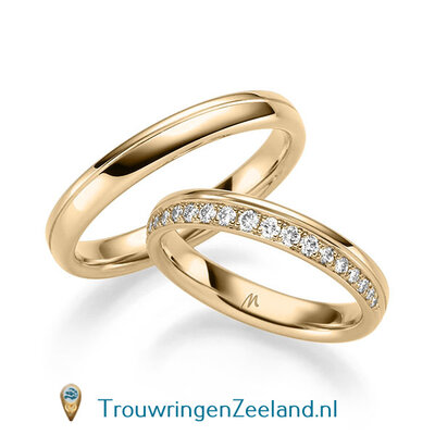 Trouwringen in 14/18 karaat witgoud glans gepolijst 3,5 mm. breed met diagonale groef en in de damesring 19 diamanten in de golf gezet per paar vanaf