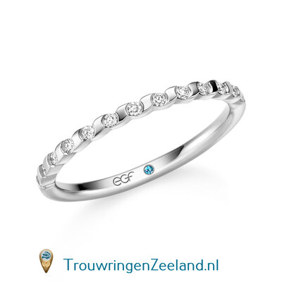 Trouwring  in 14/18 karaat witgoud Memoirering met 13 diamanten  halve ring gescheiden door een golf en prachtig gezet