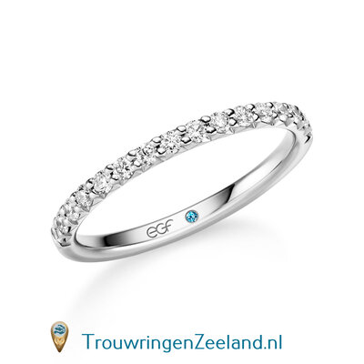 Trouwring  in 14/18 karaat witgoud Memoirering met 15 diamanten French Cut halve ring met mooie afgeschuinde facetten