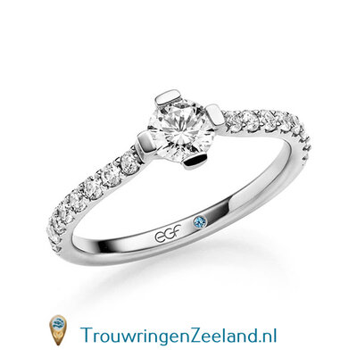 Verlovingsring in 14 of 18 karaat witgoud met 1 x 0,50 ct topsteen diamant in een robuuste 4 klemzetting en aan weerszijden 16 x 0,02 ct diamanten