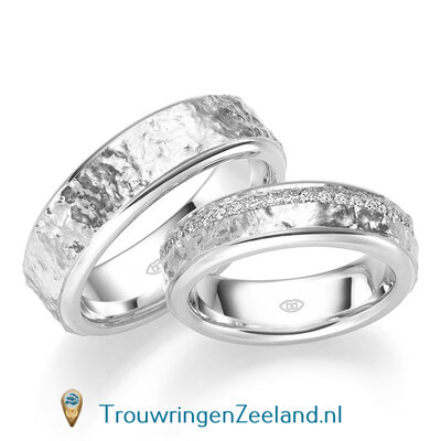 Trouwringen in 14 of 18 karaat witgoud mat gehamerd met zijbanen glans gepolijst  6,0 mm. breedte en in de damesring 46 diamant van 0,01 ct. geheel rondom per paar