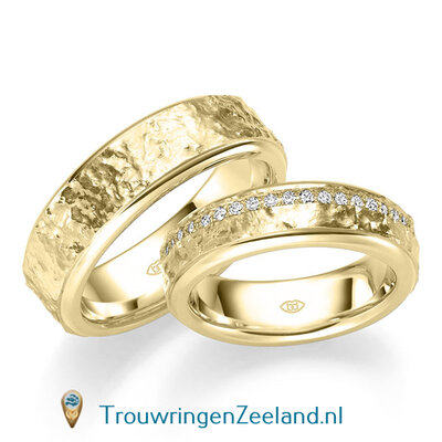 Trouwringen in 14 of 18 karaat geelgoud mat gehamerd met zijbanen glans gepolijst  6,0 mm. breedte en in de damesring 46 diamant van 0,01 ct. geheel rondom per paar