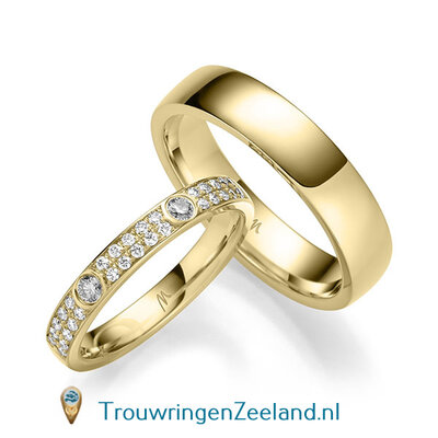Trouwringen in 14 of 18 karaat geelgoud glans gepolijst 3,0 en 5,0 mm. breedte en in de damesring 2 grote en 30 kleinere diamanten per paar