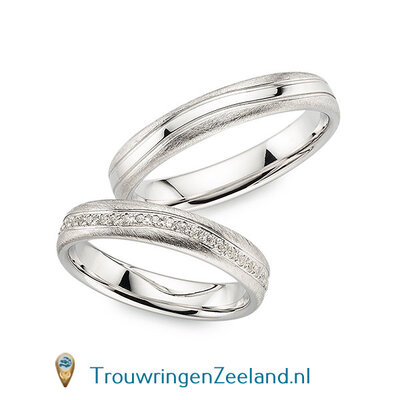 Trouwringen in 8, 14 of 18 karaat witgoud ijsmat met middenbaan golvend glans gepolijst 4 mm. breedte en in de damesring  54 diamanten hele ring rond per paar