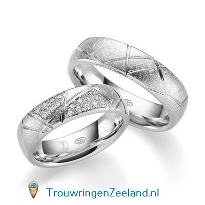 Trouwringen in 14 of 18 karaat witgoud ijsmat met schuine groeven 6,0 mm. breedte en in de damesring 17 diamanten in designzetting per paar