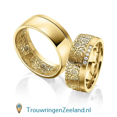 Trouwringen in 14 of 18 karaat geelgoud met bloemmotief mat/glans en rand mat 8,0 mm. breedte met in de damesring 5 diamanten per paar