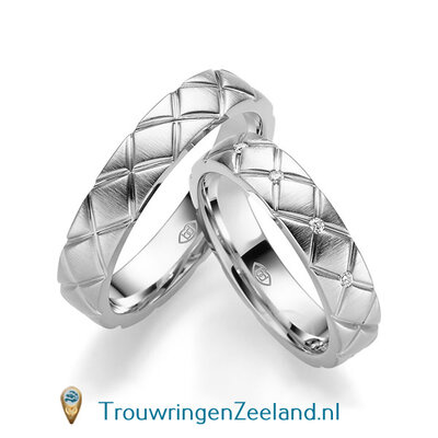 Trouwringen in 14 of 18 karaat witgoud chesterfield look dwars mat met gepolijste groeven 4,5 mm. breedte met in de damesring 5 diamanten per paar