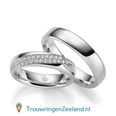 Trouwringen in 14 of 18 karaat witgoud glad gepolijst 5,0 mm. breedte met in de damesring 28 diamanten in 2 rijen schuin gezet per paar