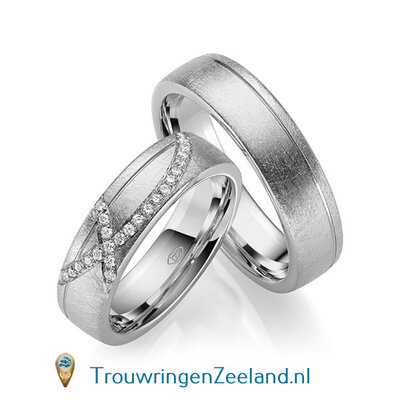 Trouwringen in 14 of 18 karaat witgoud ijsmat 6,0 mm. breedte met in de damesring 24 diamanten in 2 rijen overlappend gezet per paar