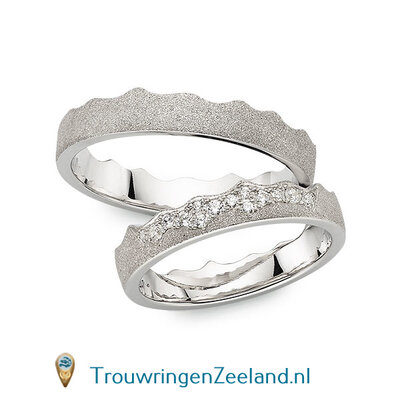 Trouwringen in 14 of 18 karaat witgoud glamour mat 4,5 mm. breedte in de vorm van een kroon met in de damesring 14 diamanten als kroon gezet per paar