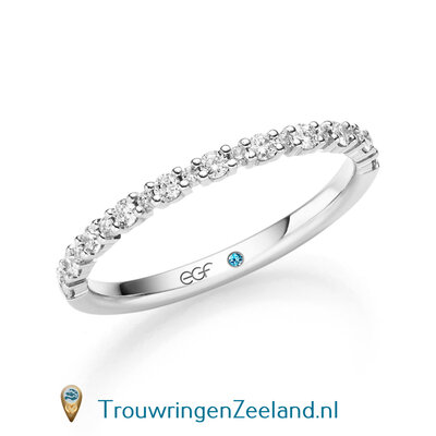 Trouwring  in 14 of 18 karaat witgoud Memoirering met 21 diamanten afwisselend grote en kleine diamant en waardoor optimale fonkeling