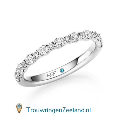 Trouwring  in 14 of 18 karaat witgoud Memoirering met 17 diamanten afwisselend grote en kleine diamant en waardoor optimale fonkeling