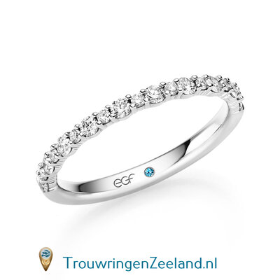 Trouwring  in 14 of 18 karaat witgoud Memoirering met 19 diamanten afwisselend grote en kleine diamant en waardoor optimale fonkeling