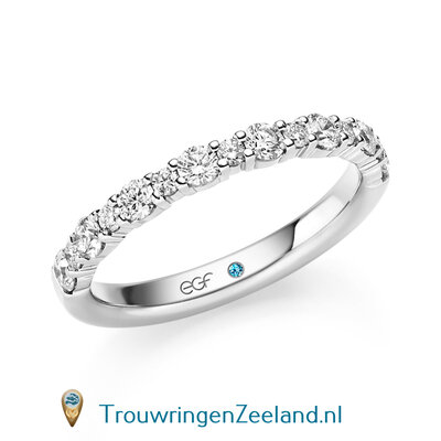 Trouwring  in 14 of 18 karaat witgoud Memoirering met 15 diamanten afwisselend grote en kleine diamant en waardoor optimale fonkeling