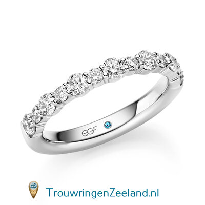 Trouwring  in 14 of 18 karaat witgoud Memoirering met 13 diamanten afwisselend grote en kleine diamant en waardoor optimale fonkeling