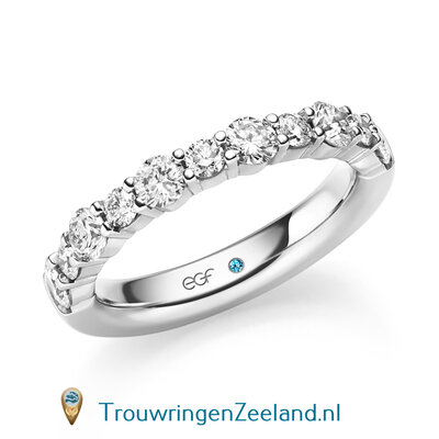Trouwring  in 14 of 18 karaat witgoud Memoirering met 11 diamanten afwisselend grote en kleine diamant en waardoor optimale fonkeling