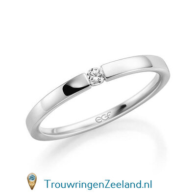Trouwring  in 14 of 18 karaat witgoud met 1 x 0,05 ct diamant in klemzetting