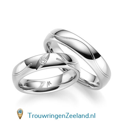Trouwringen in 8, 14 of 18 karaat witgoud glans gepolijst 5,0 mm. breedte met een golf en in de damesring 1 diamant als een oog schuin gezet per paar