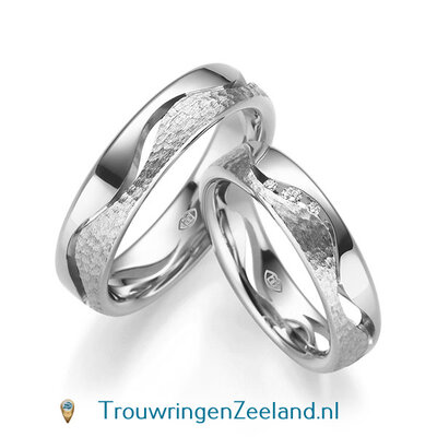 Trouwringen in 8, 14 of 18 karaat witgoud glans gepolijst en gehamerd mat 5,0 mm. breedte met 5 open golven en in de damesring 3 diamanten per paar