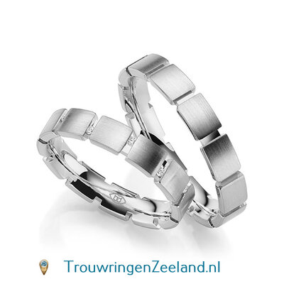 Trouwringen in 14 of 18 karaat witgoud mat met open banen 4,0 mm. breedte en in de damesring 12 diamanten overdwars gezet per paar